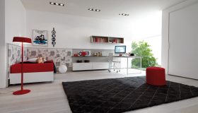 mobilier dormitor alb cu asternuturi rosii