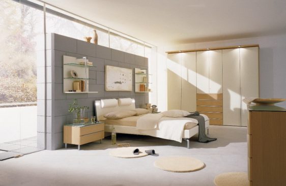 mobilier dormitor alb cu maro deschis