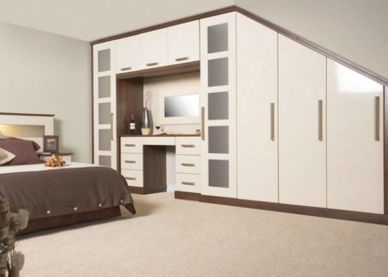 mobilier dormitor alb cu maro inchis 7